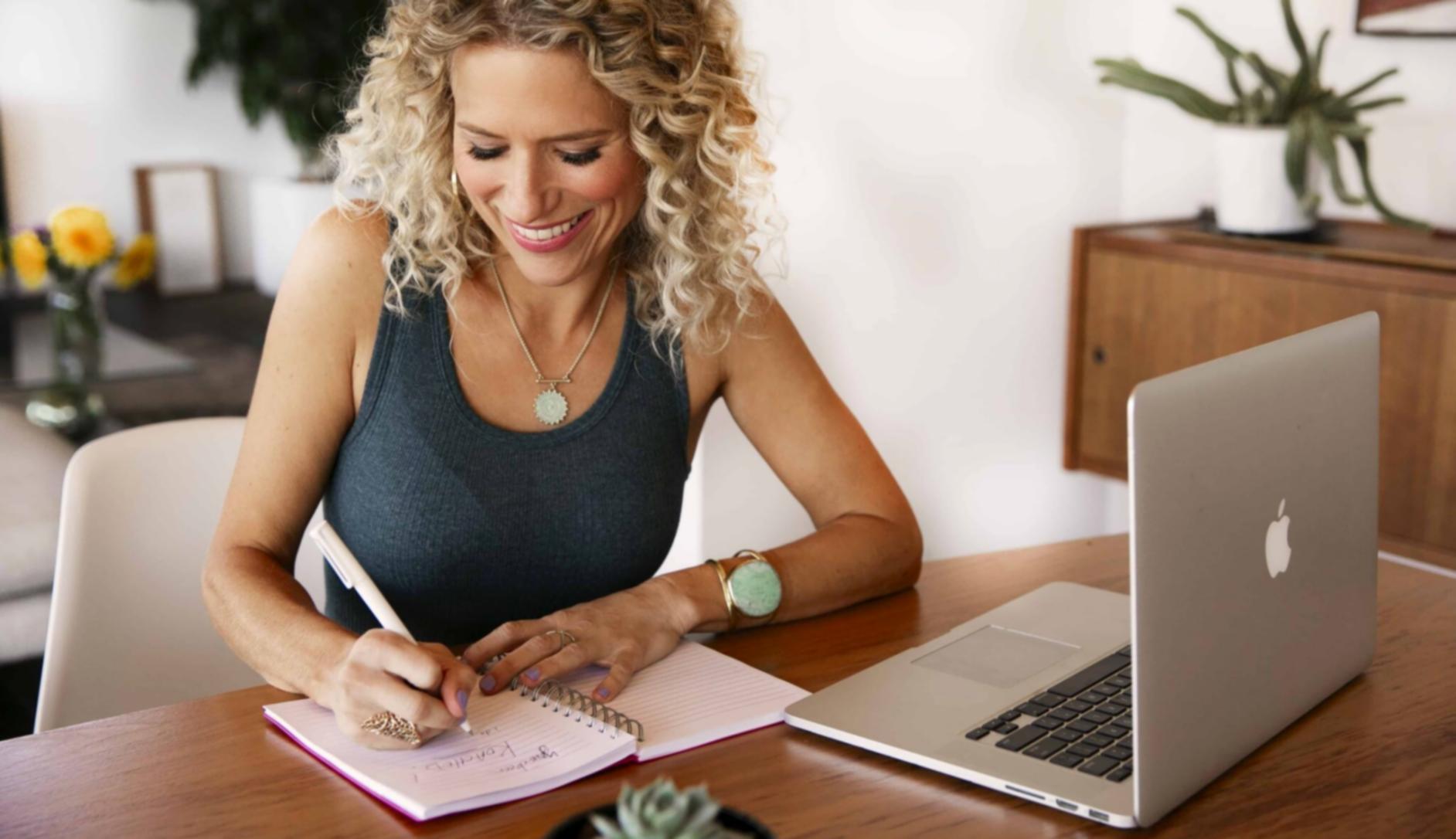 Teilnehmer im gemeinsamen Austausch während einer Lernsession